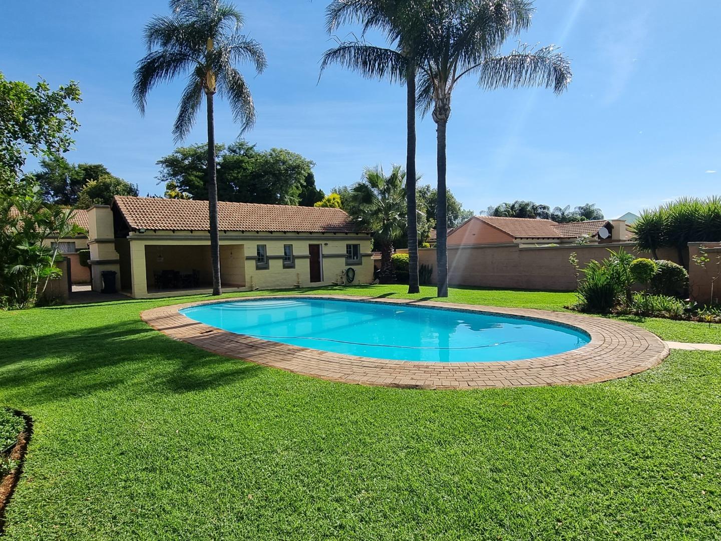 2 Bedroom Townhouse for sale in Faerie Glen P24114226377