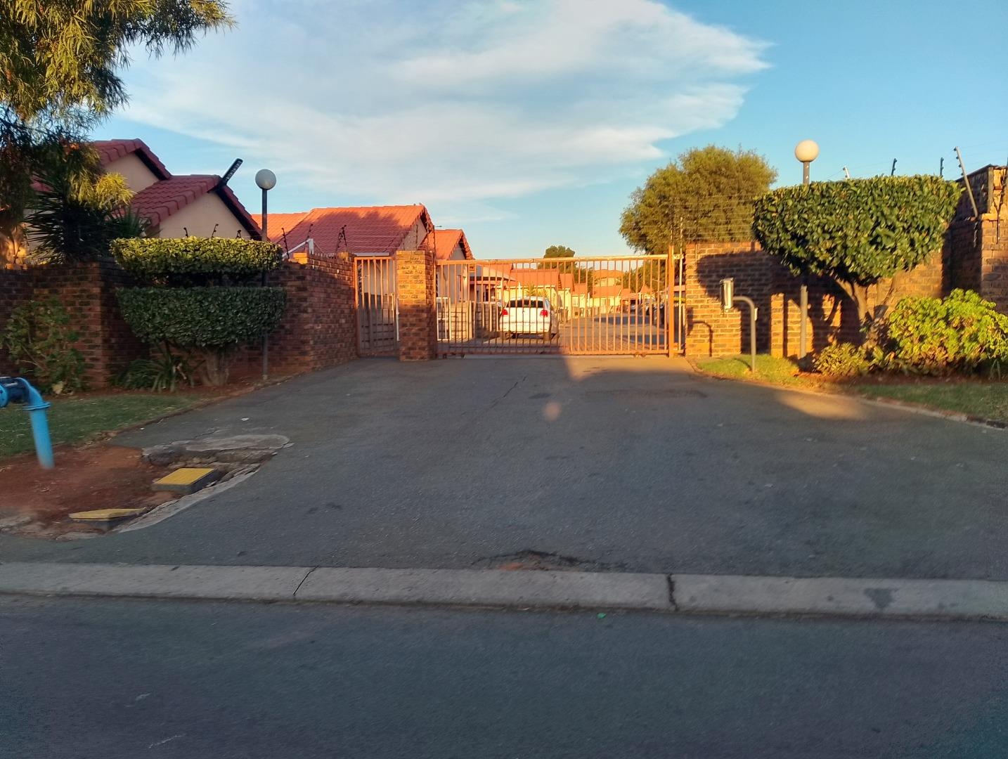 2 Bedroom Townhouse for sale in Ormonde P24114275057