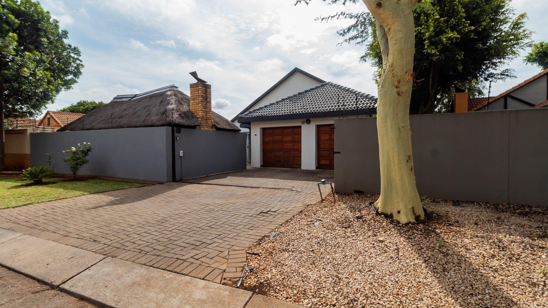 3 Bedroom House for sale in Die Wilgers P24114227242