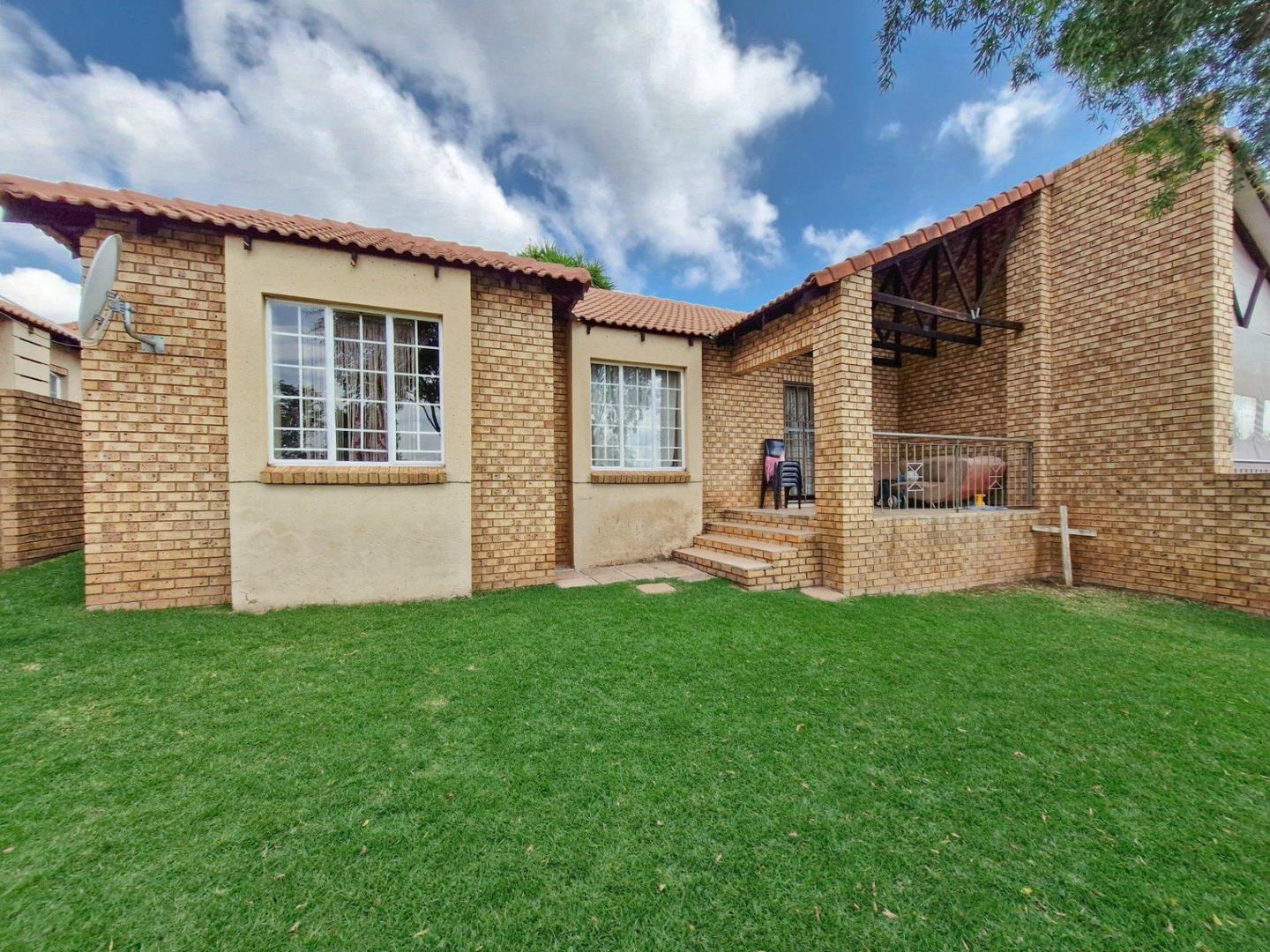 3 Bedroom Townhouse for sale in Moreleta Park 121 Jozini Street P24114231108