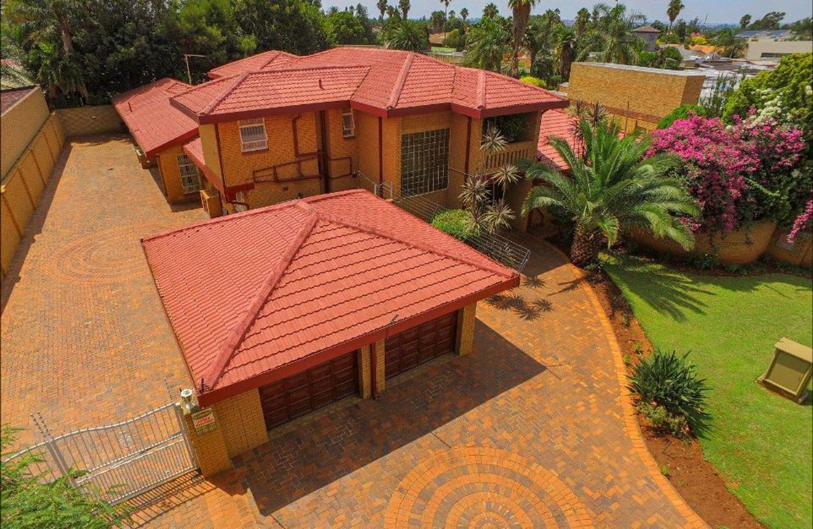 5 Bedroom House for sale in Lenasia Ext 7 68 Seal Crescent P24