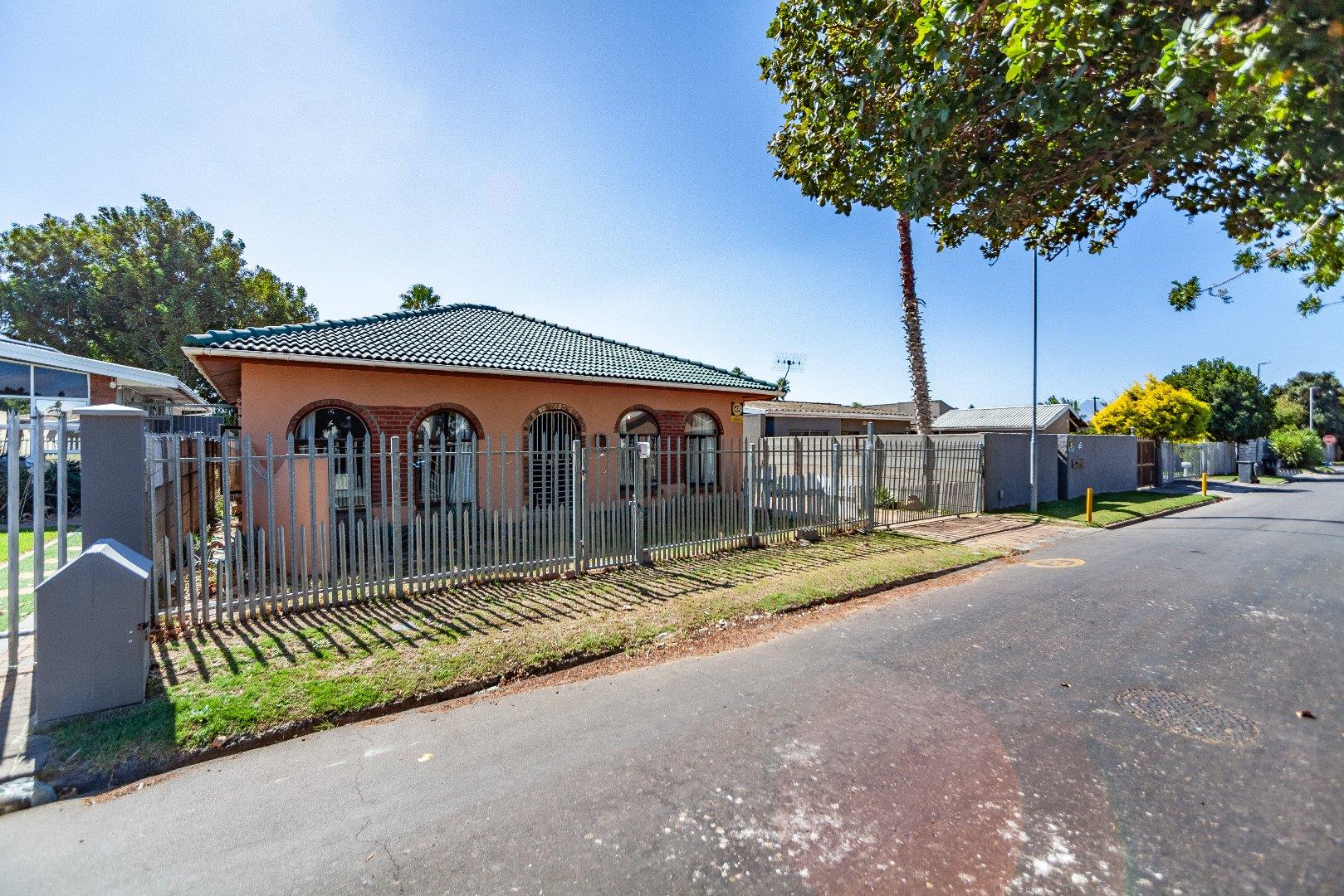 8 Bedroom House for sale in Windsor Park P24114237852