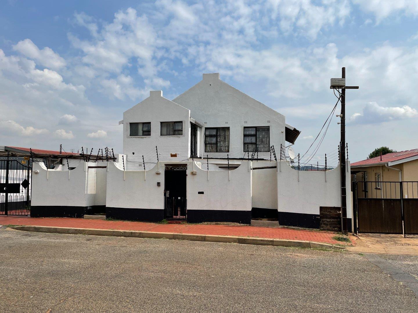 3 Bedroom House for sale in Sophiatown P24114237922