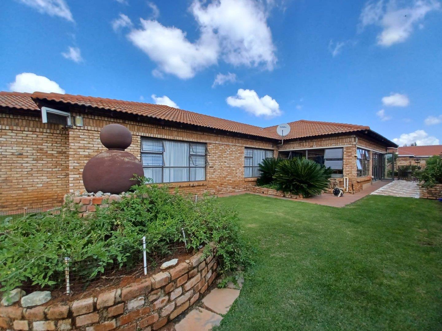 2 Bedroom House for sale in Baillie Park P24114238057