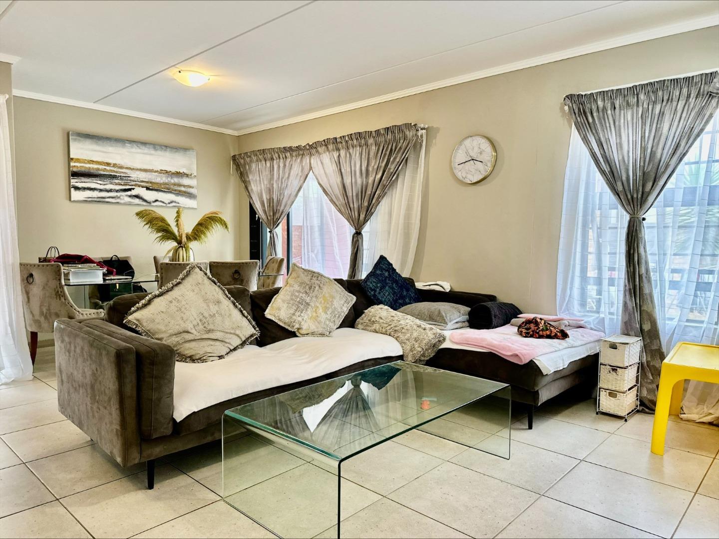 3 Bedroom Apartment / flat to rent in Amberfield The Madison