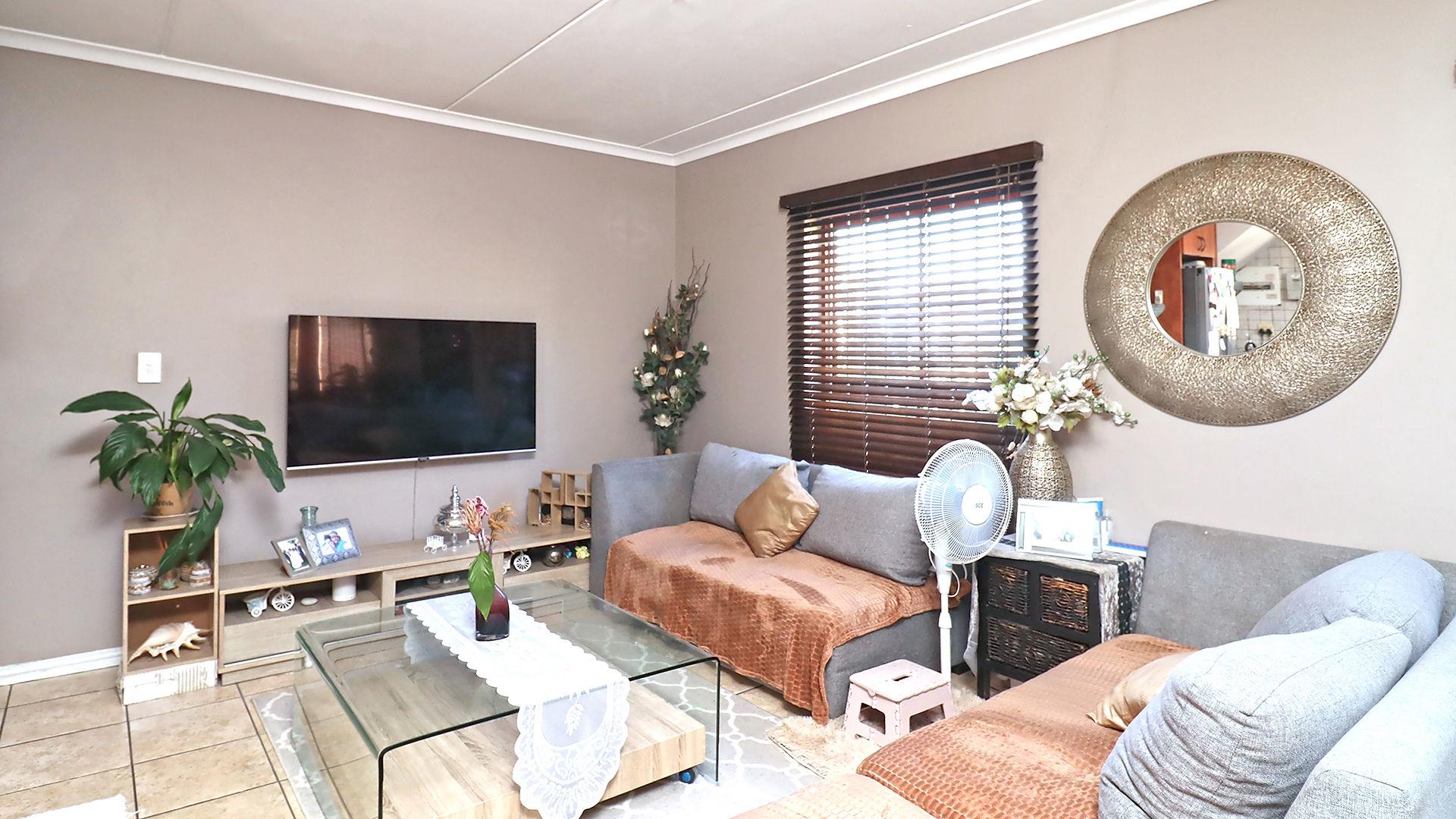 3 Bedroom Townhouse for sale in Bothasig 11 Joan Crescent P24114239482