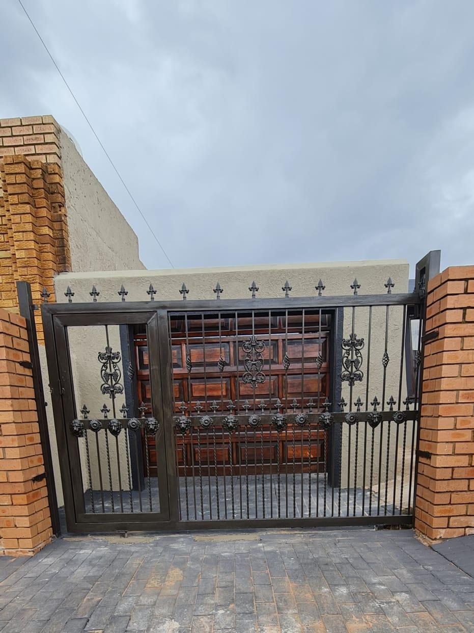 2 Bedroom House for sale in Meadowlands West P24114240851