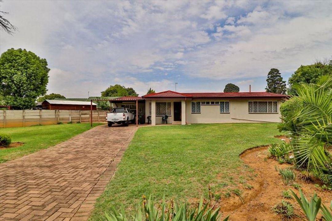 3 Bedroom House for sale in Bonaero Park P24114241771