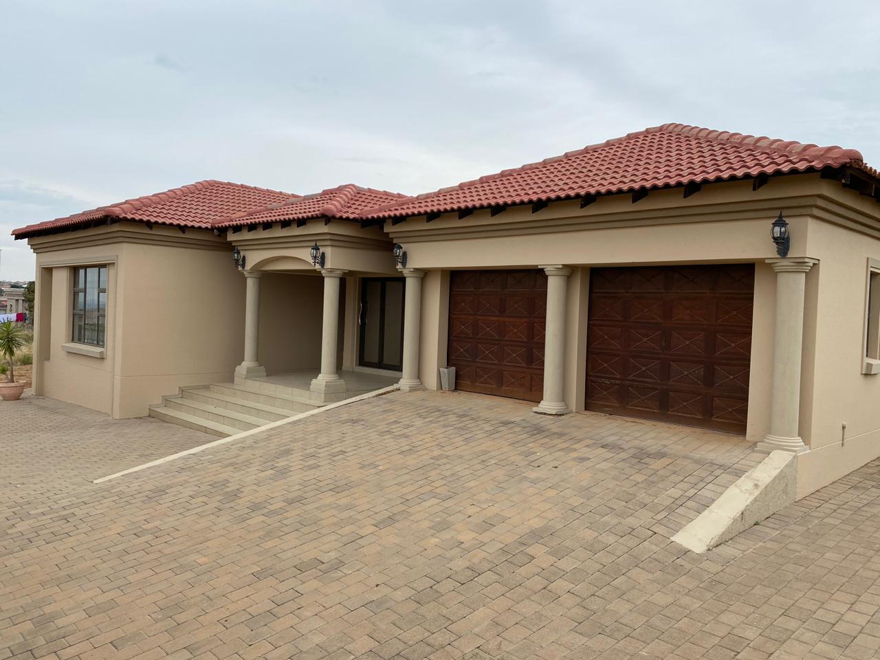 4 Bedroom House for sale in Kwamhlanga P24114241805