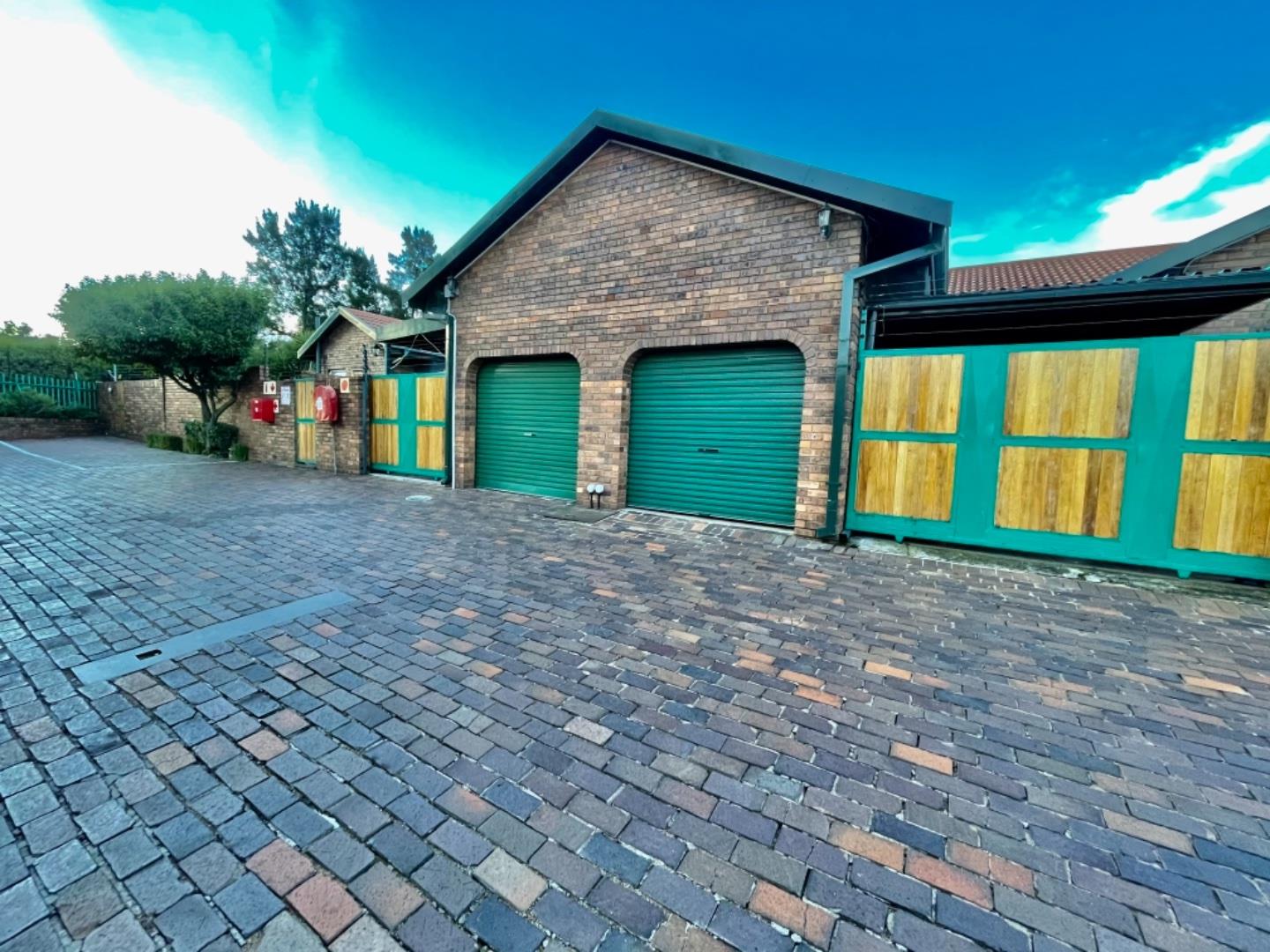 3 Bedroom Townhouse for sale in Brackenhurst P24114243949