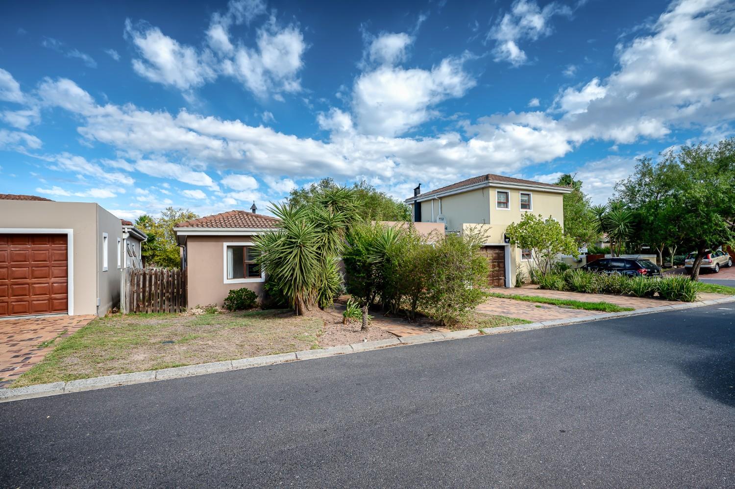 2 Bedroom House for sale in Goedemoed P24114247065