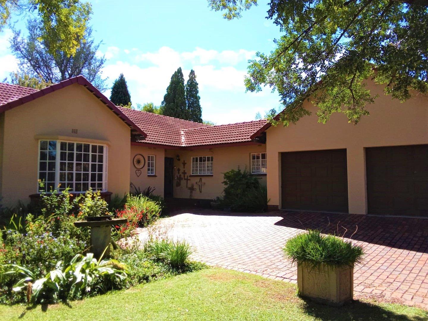 4 Bedroom House for sale in Brackenhurst P24114247564