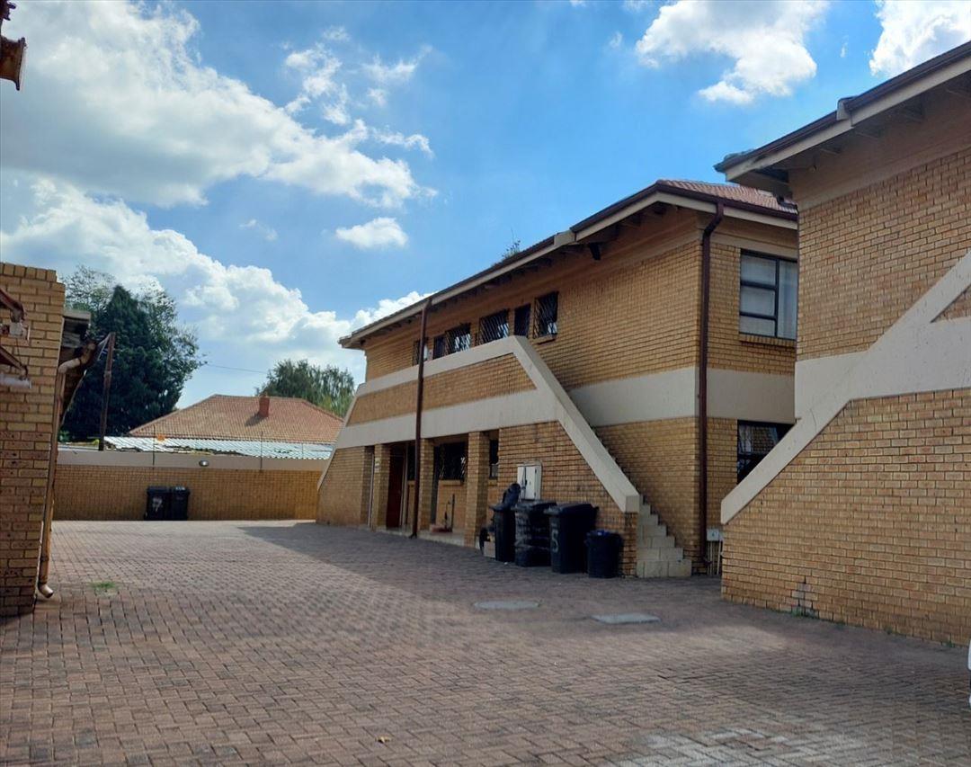 3 Bedroom Townhouse for sale in Boksburg North P24114250117