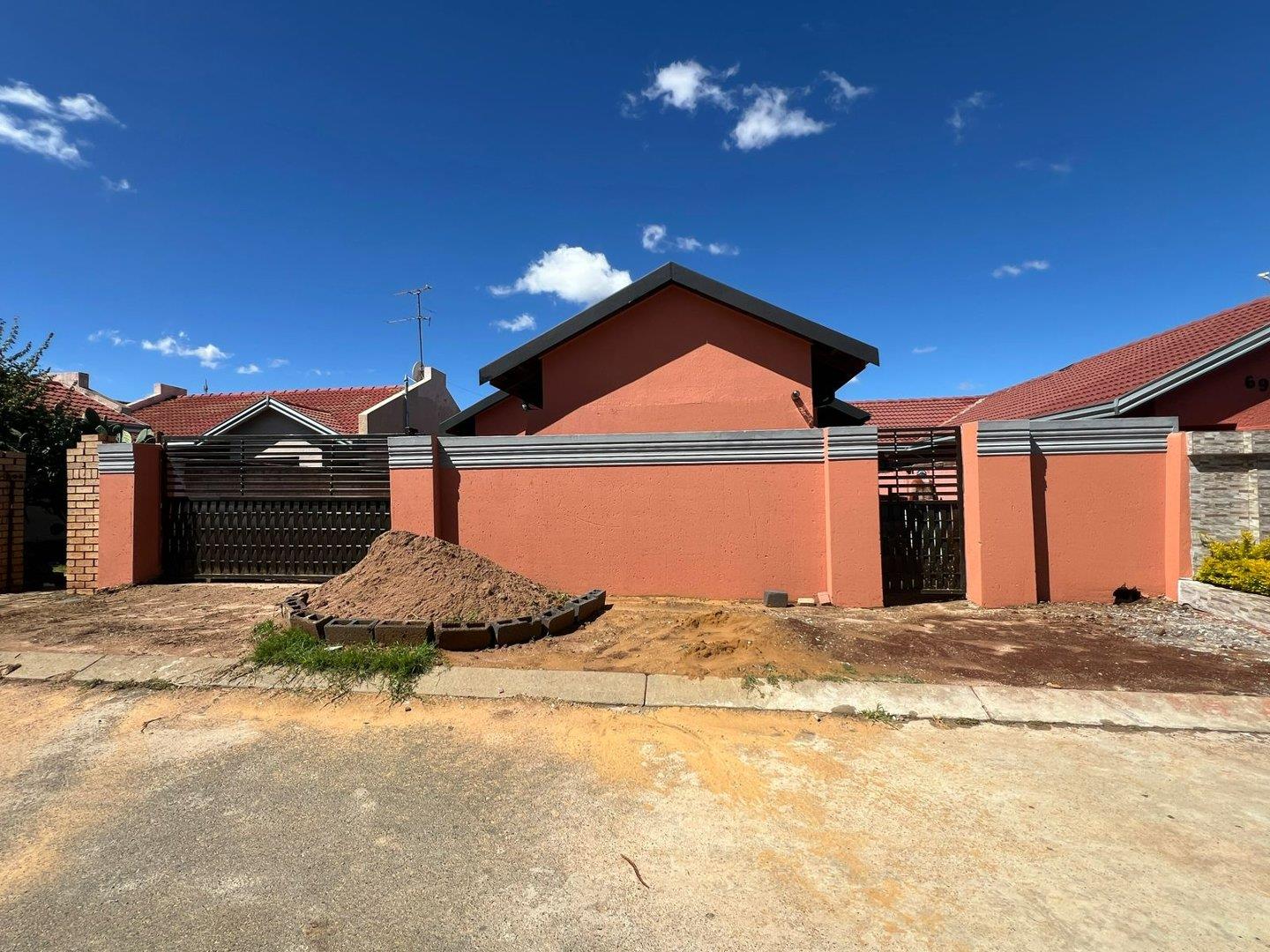 3 Bedroom House for sale in Protea North P24114248303