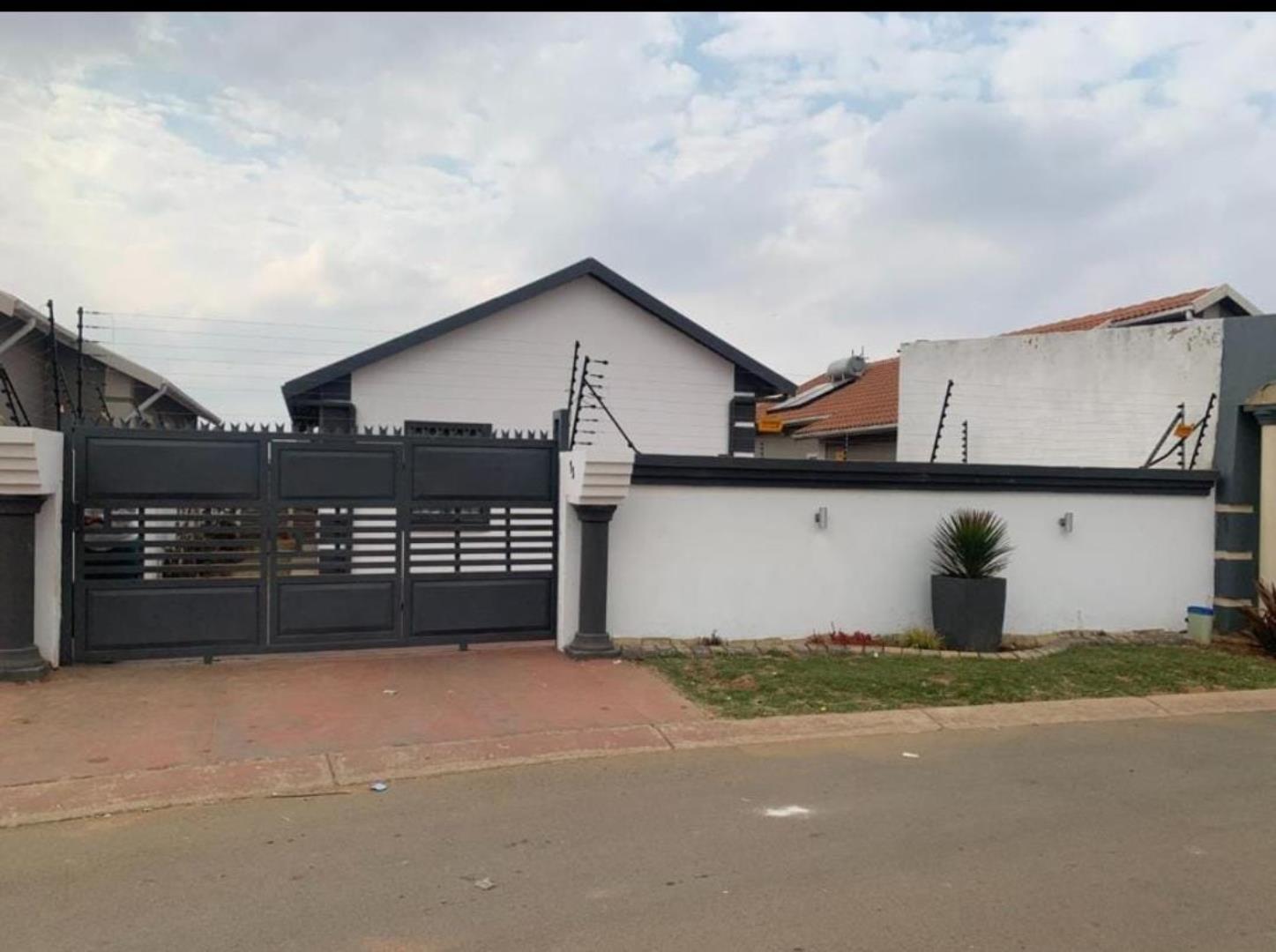 3 Bedroom House for sale in Buhle Park P24114248447