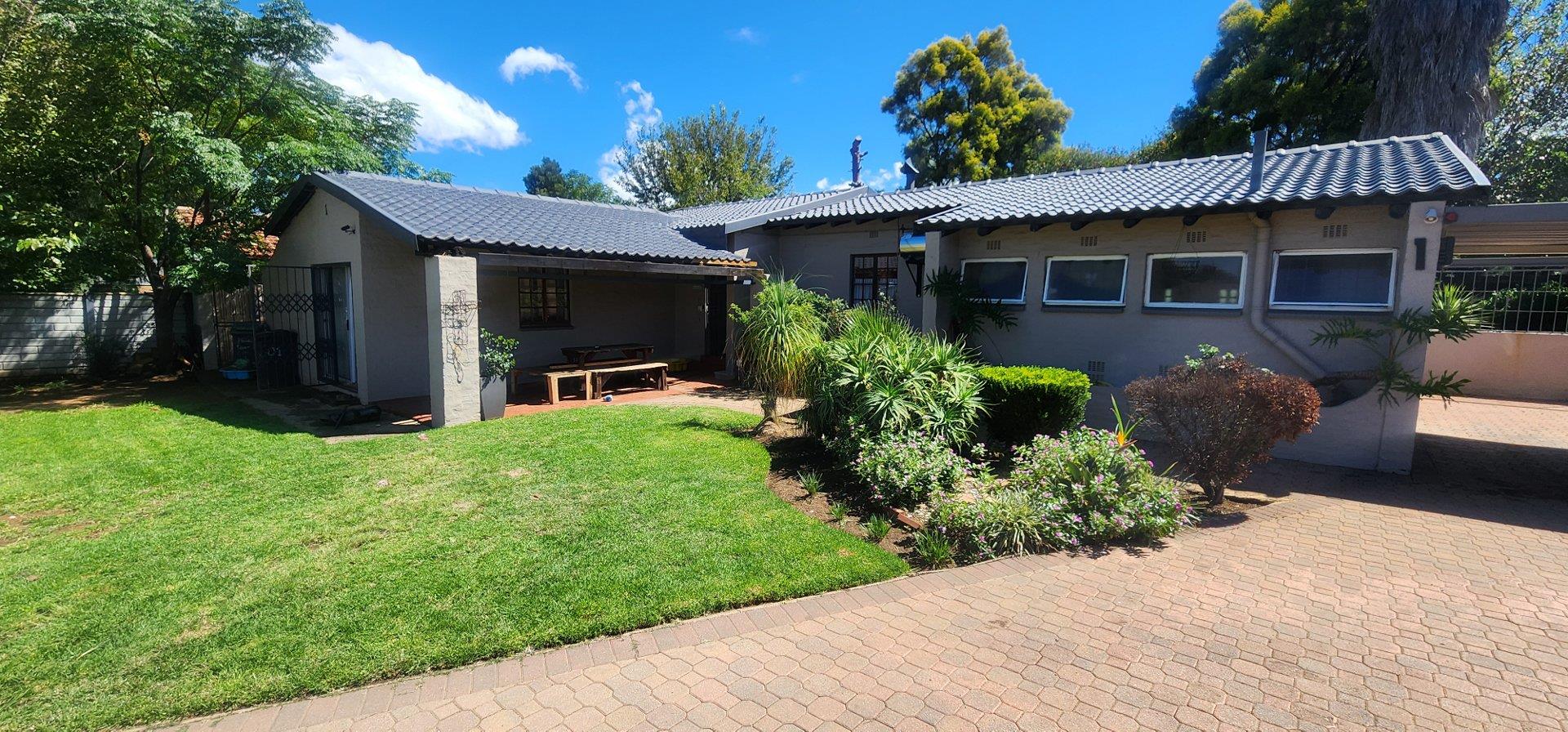 3 Bedroom House for sale in Brackendowns P24114248903