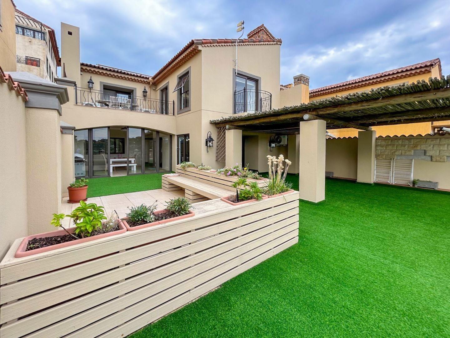 3 Bedroom House for sale in Estate D' Afrique P24114249527