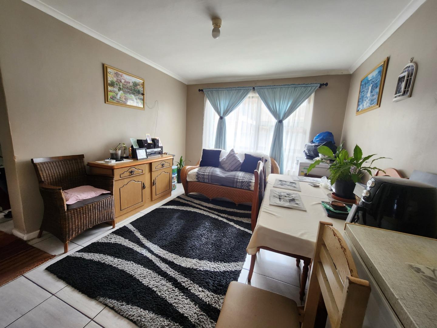 2 Bedroom Apartment / flat for sale in Grassy Park P24114250054