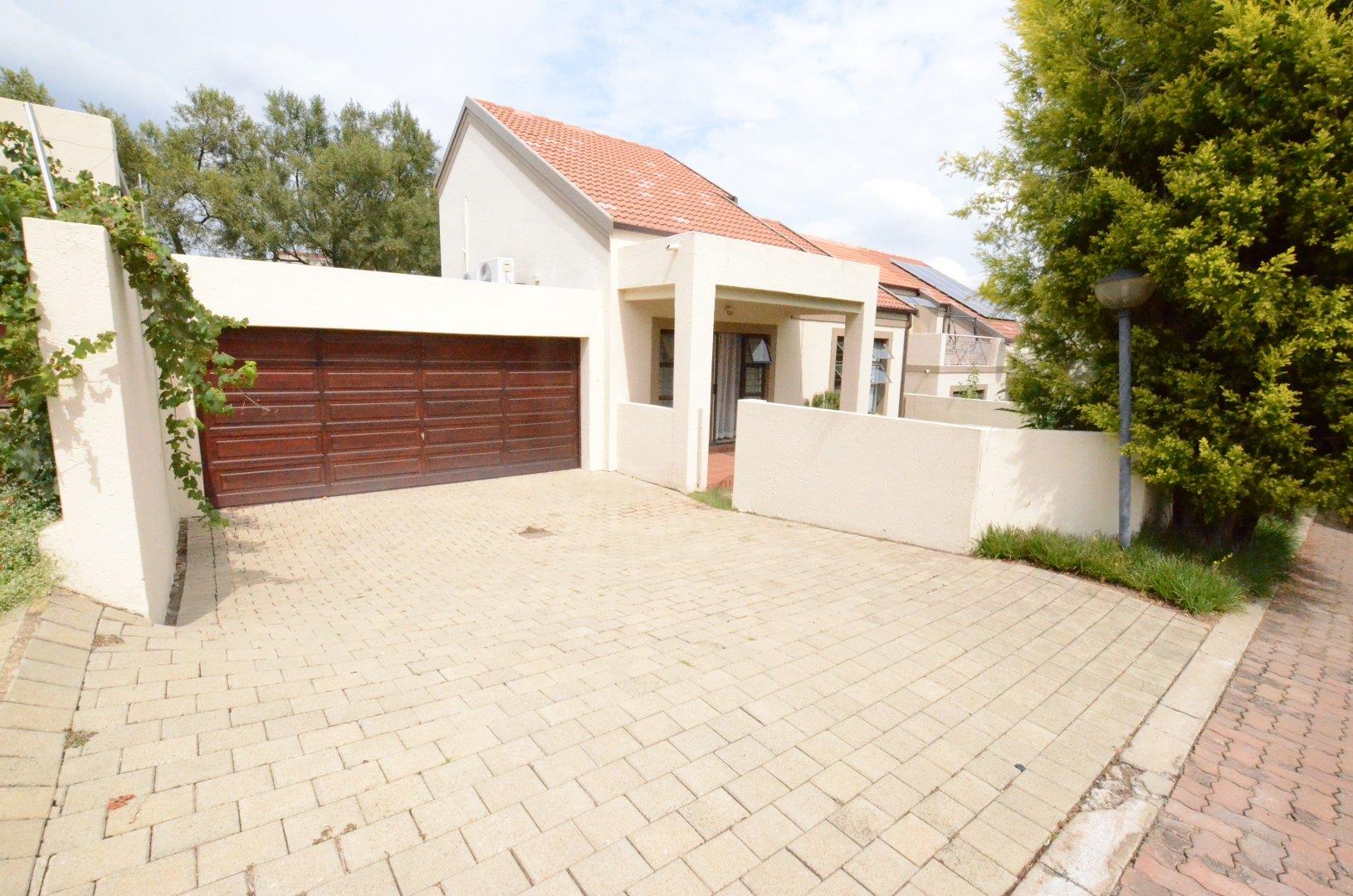 3 Bedroom Townhouse for sale in Sunninghill P24114250374