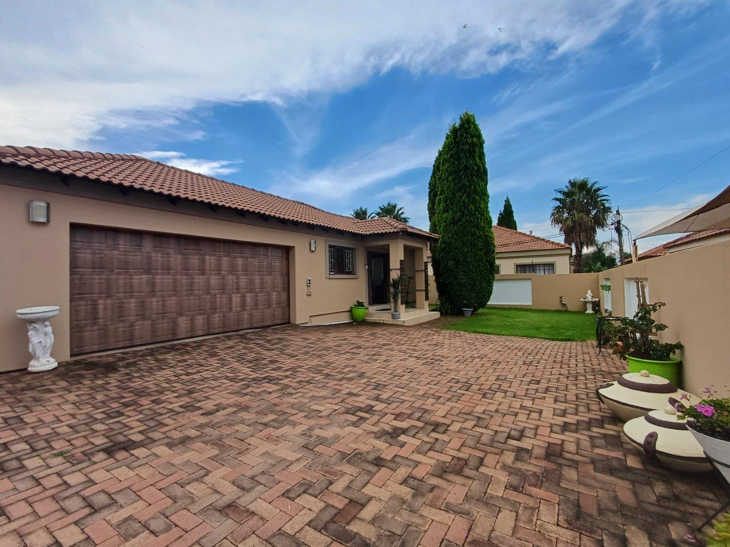 3 Bedroom House for sale in Bergsig P24114250594