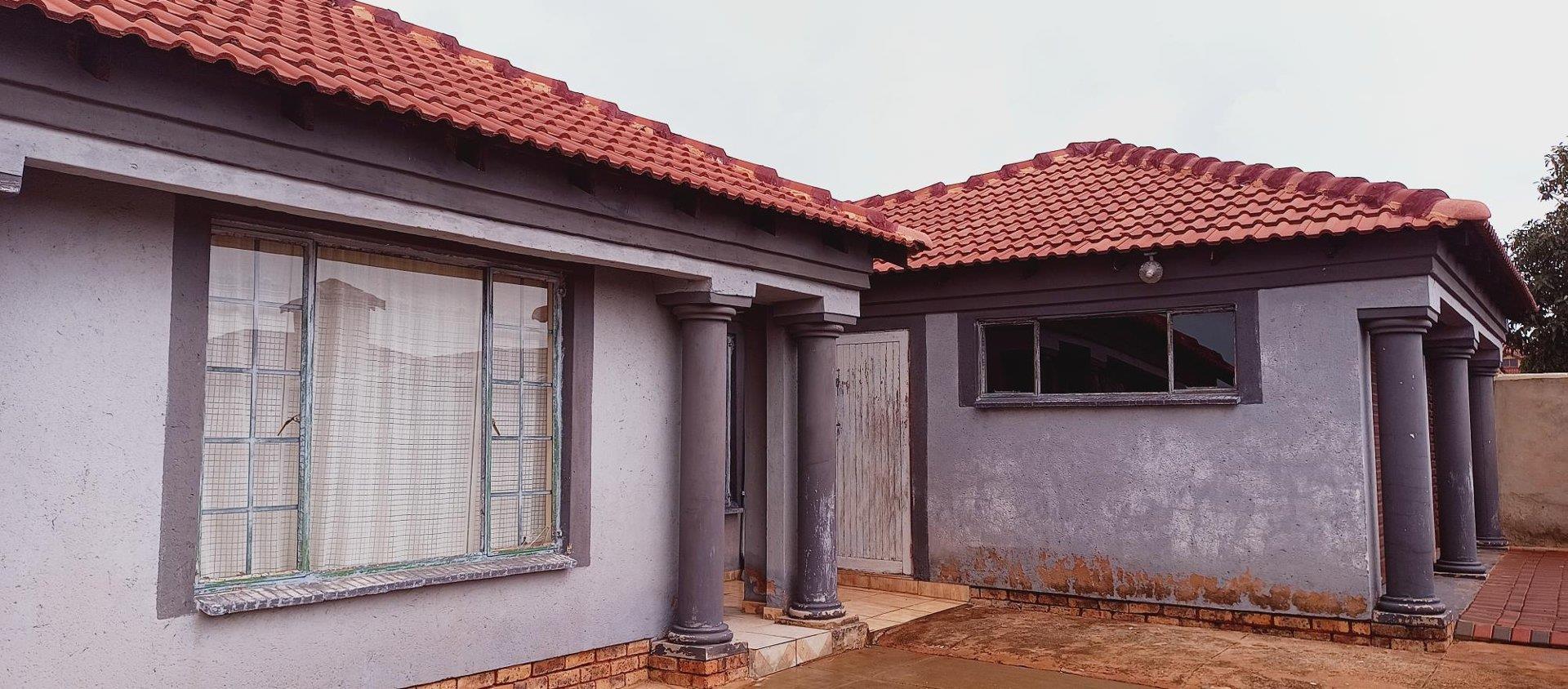 4 Bedroom House for sale in Soshanguve BB P24114252652