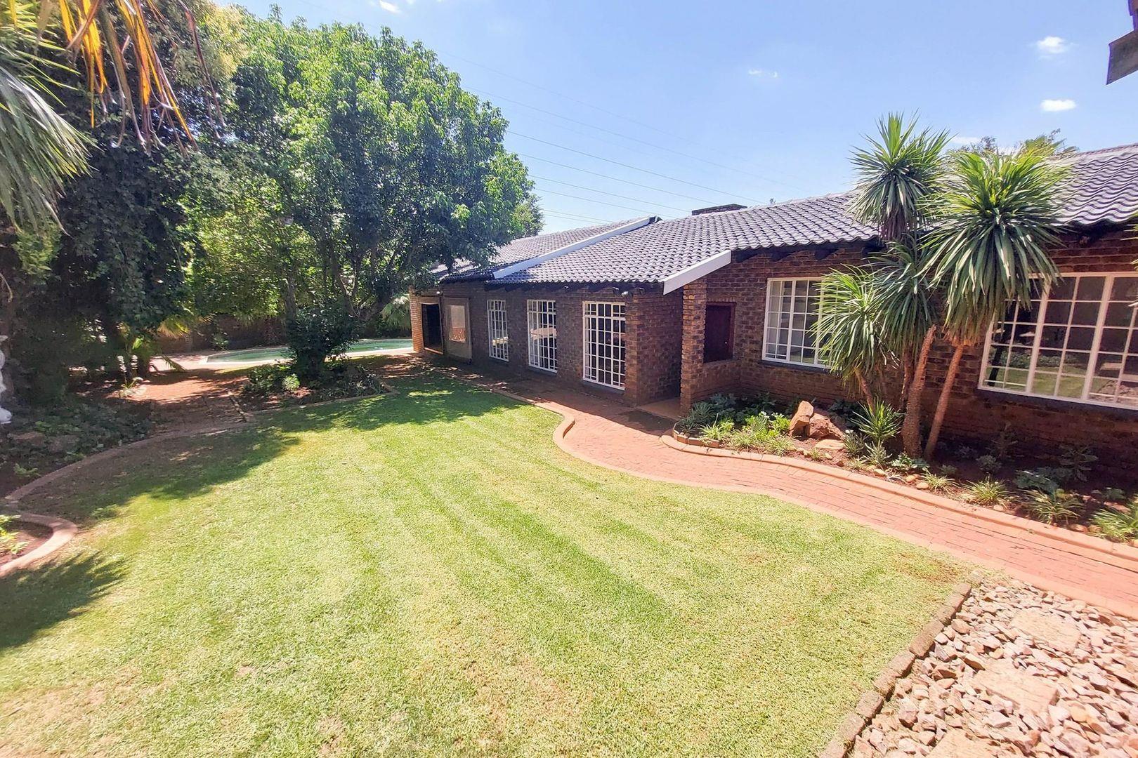 4 Bedroom House for sale in Clubview P24113785256