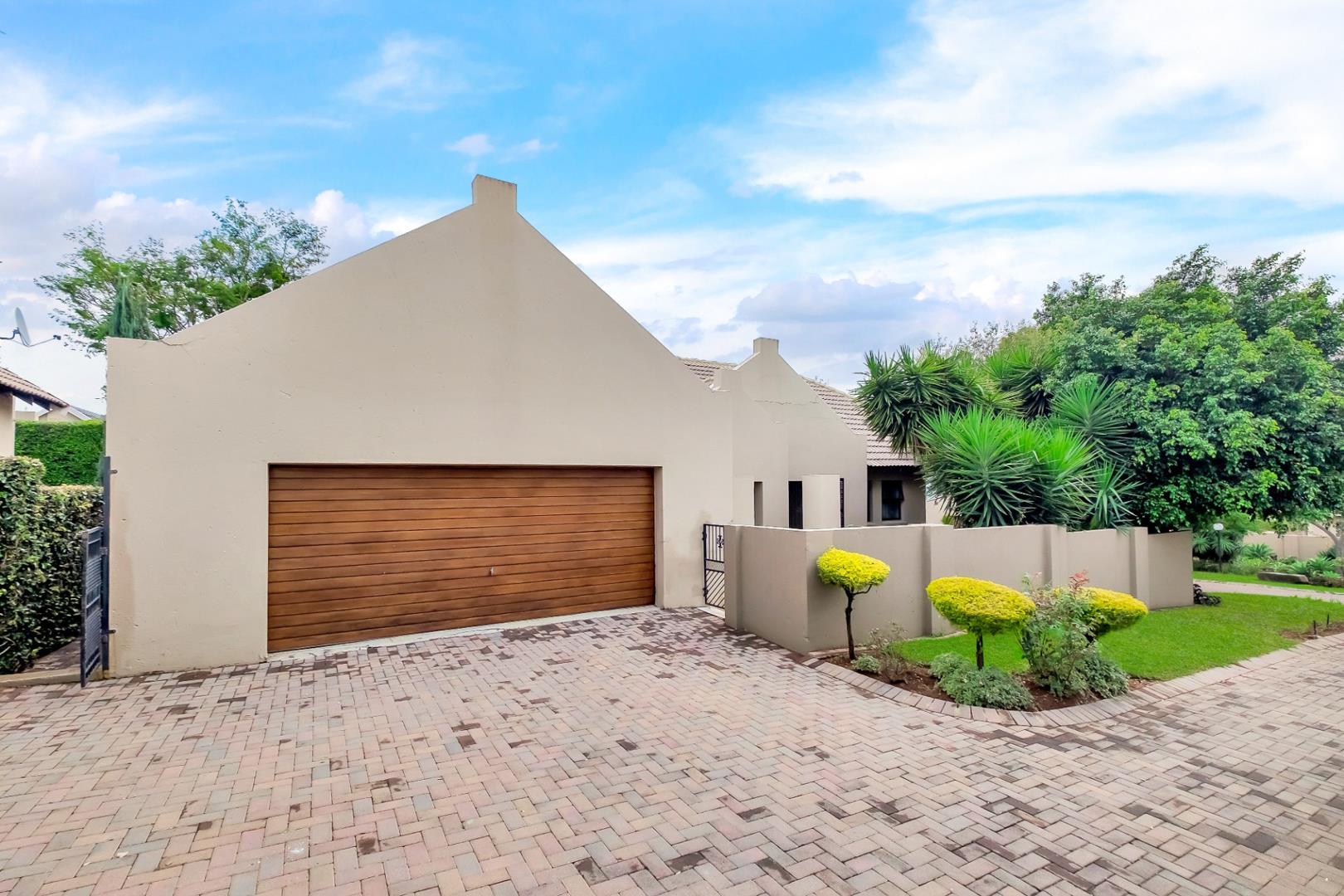 3 Bedroom Townhouse for sale in Pinehaven P24114253501