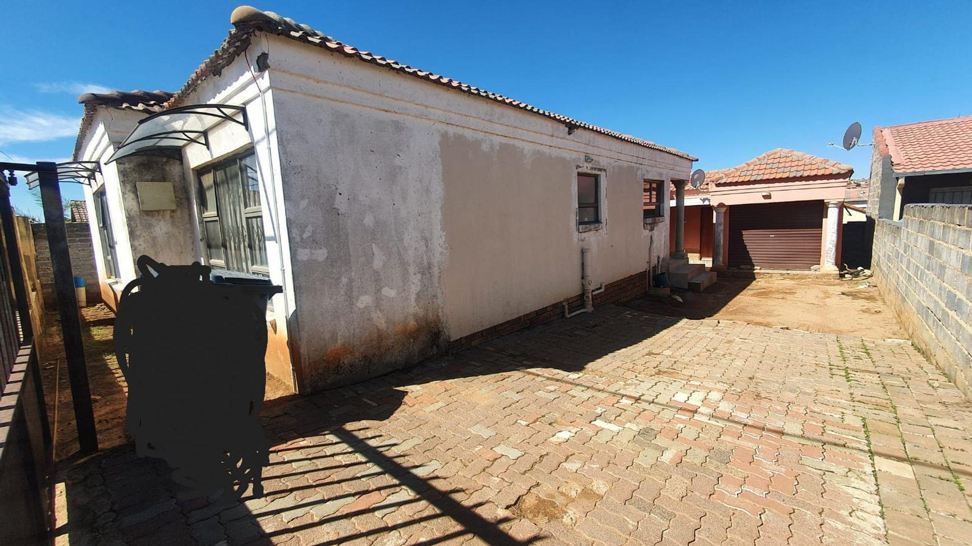 5 Bedroom House for sale in Cosmo City P24114022157