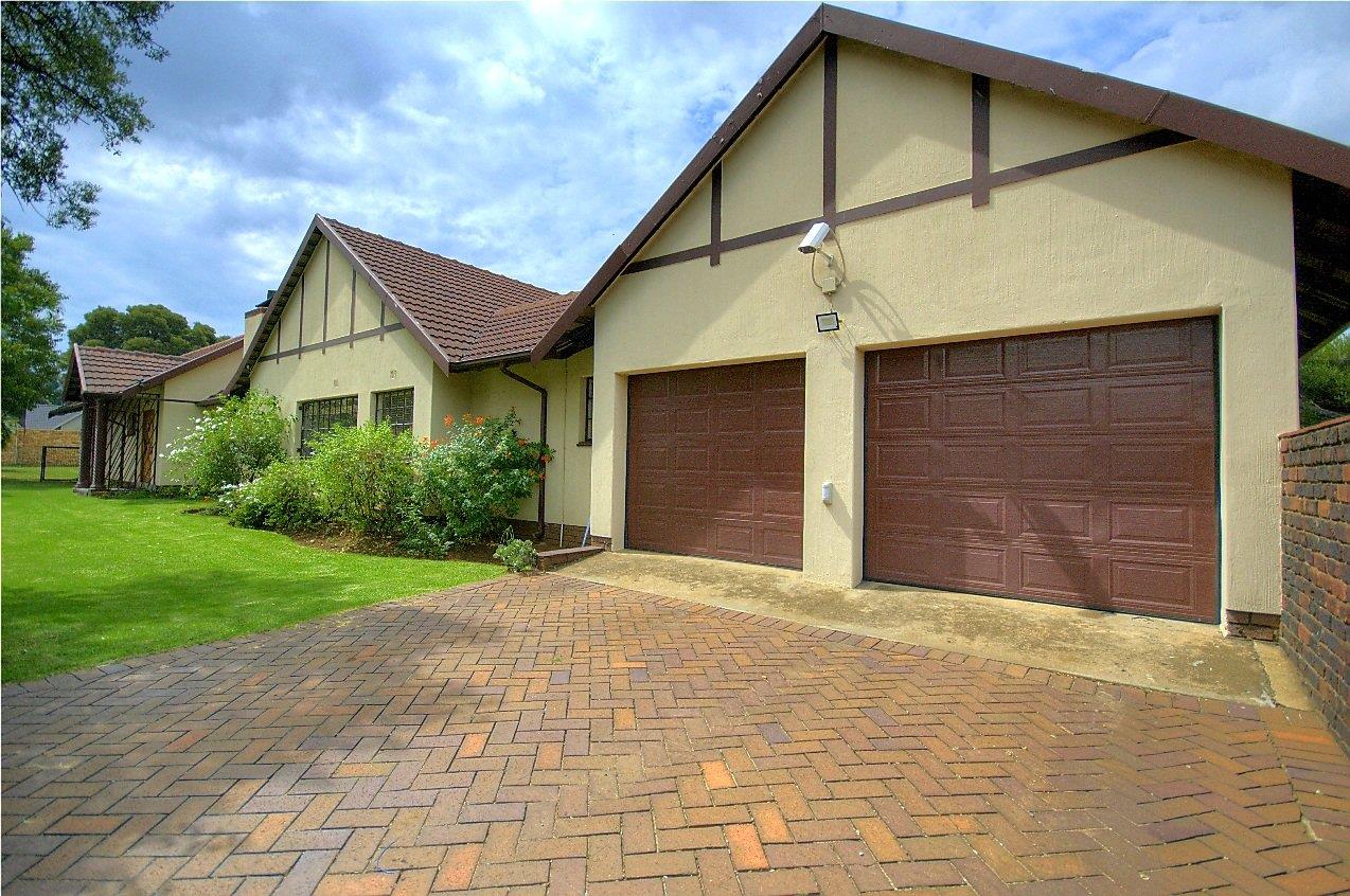 4 Bedroom House for sale in Brackenhurst P24114255010