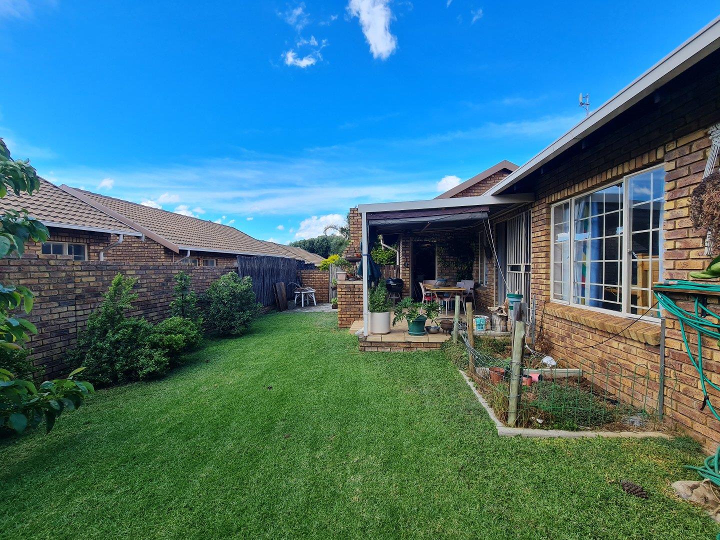 2 Bedroom Townhouse for sale in Amberfield Crest Estate P24114255041