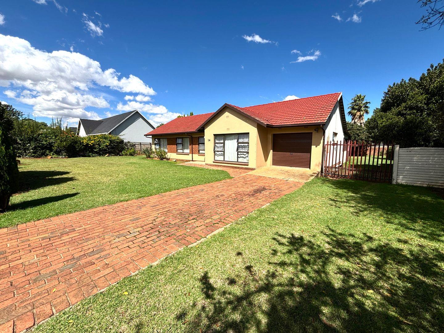 3 Bedroom House for sale in Brackenhurst P24114255057