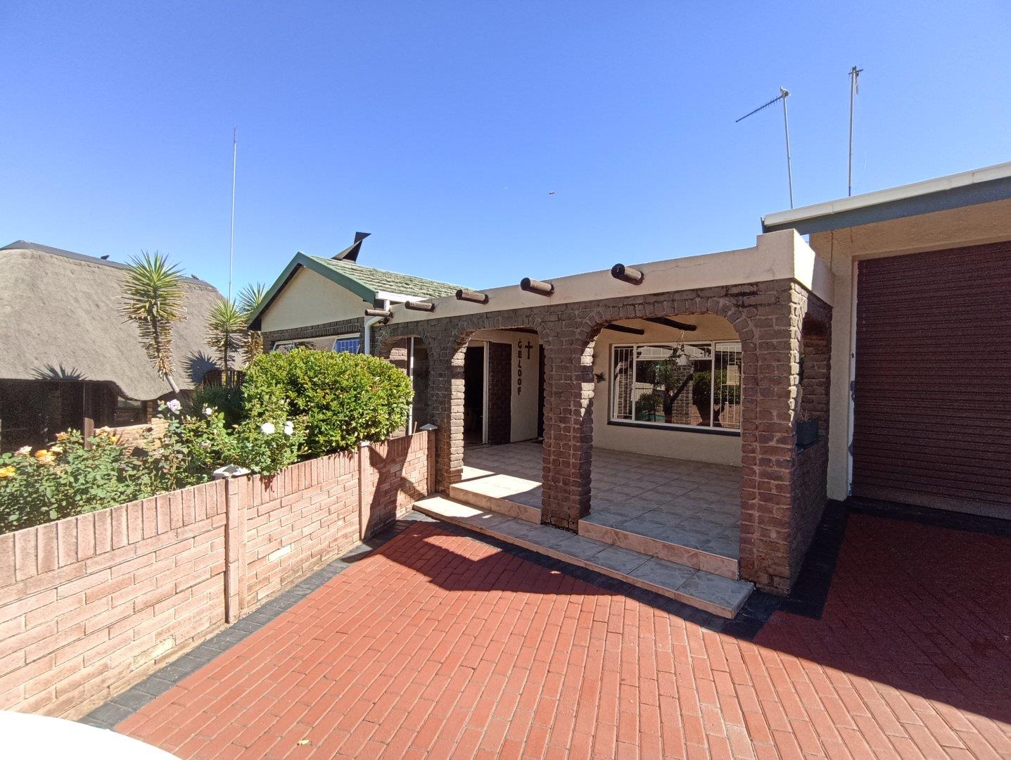 4 Bedroom House for sale in Rensburg P24114255846