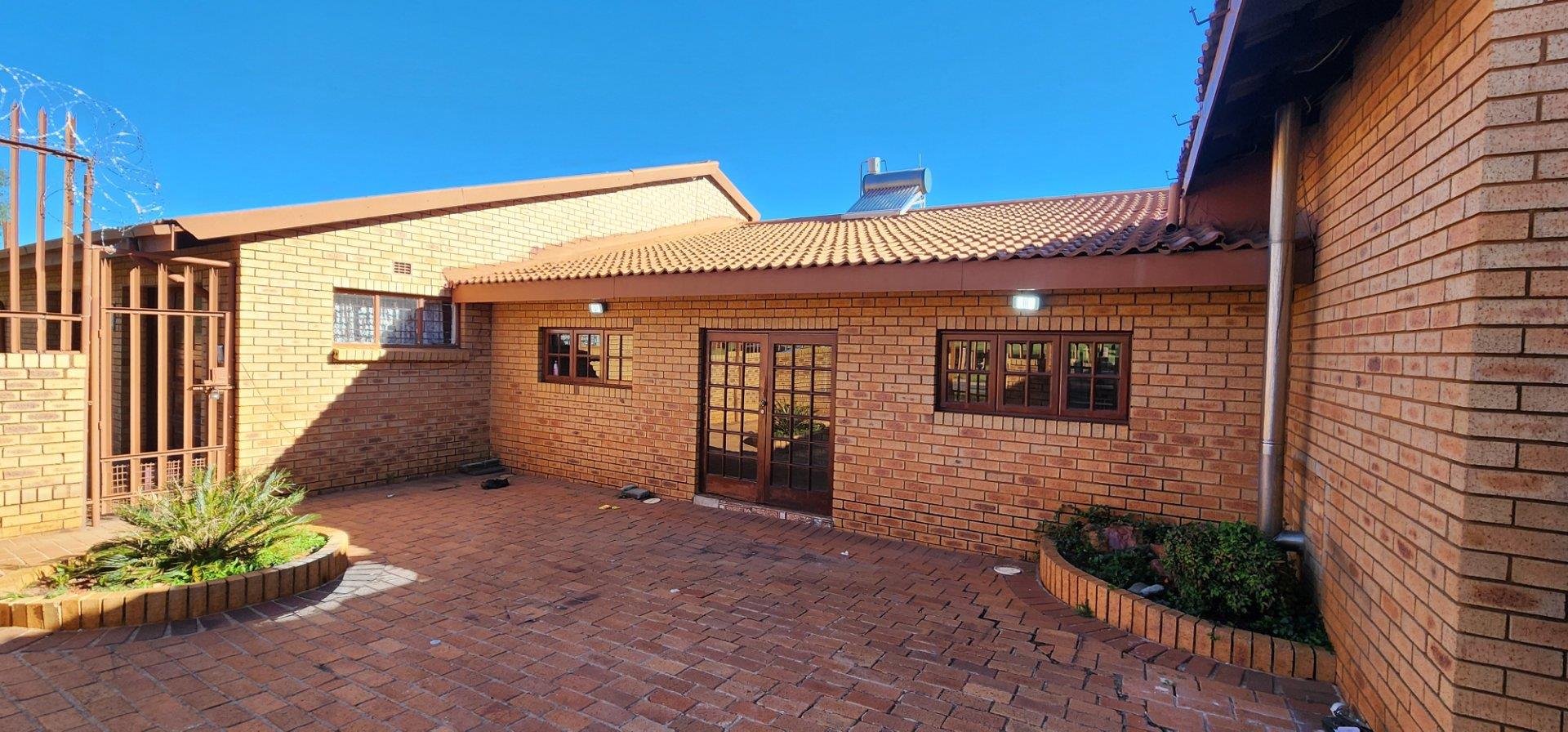 10 Bedroom House for sale in Lenasia Ext 1 777 Chelsea Street P24
