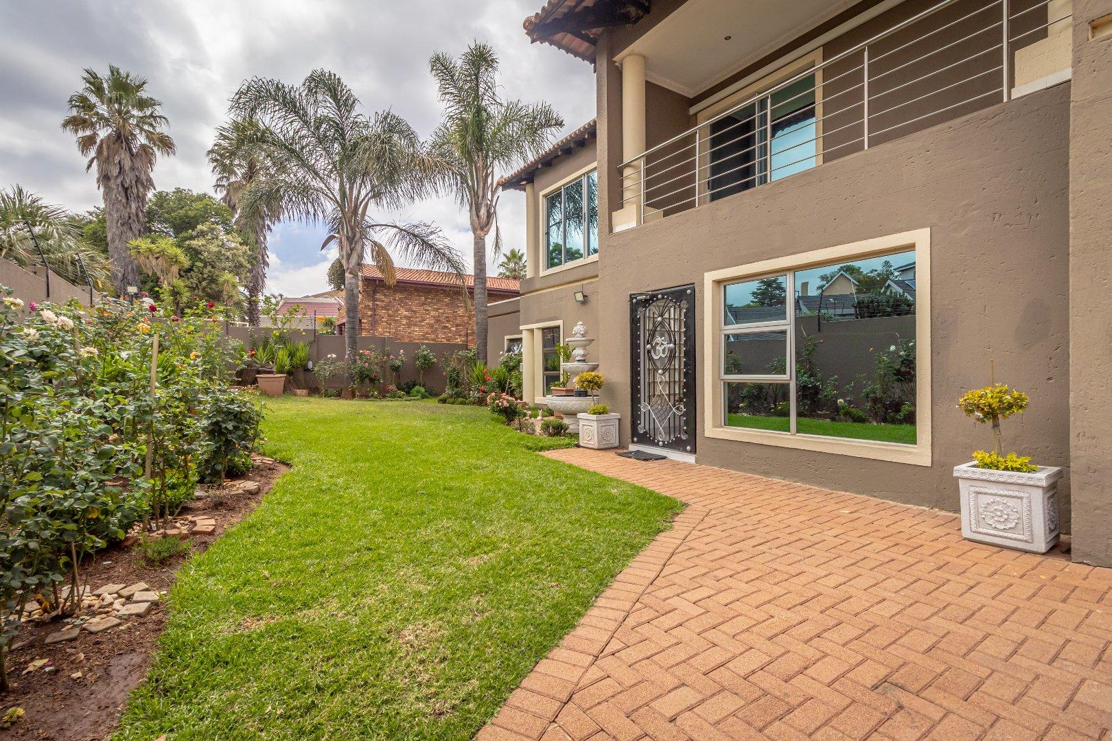 6 Bedroom House for sale in Northcliff P24114256857