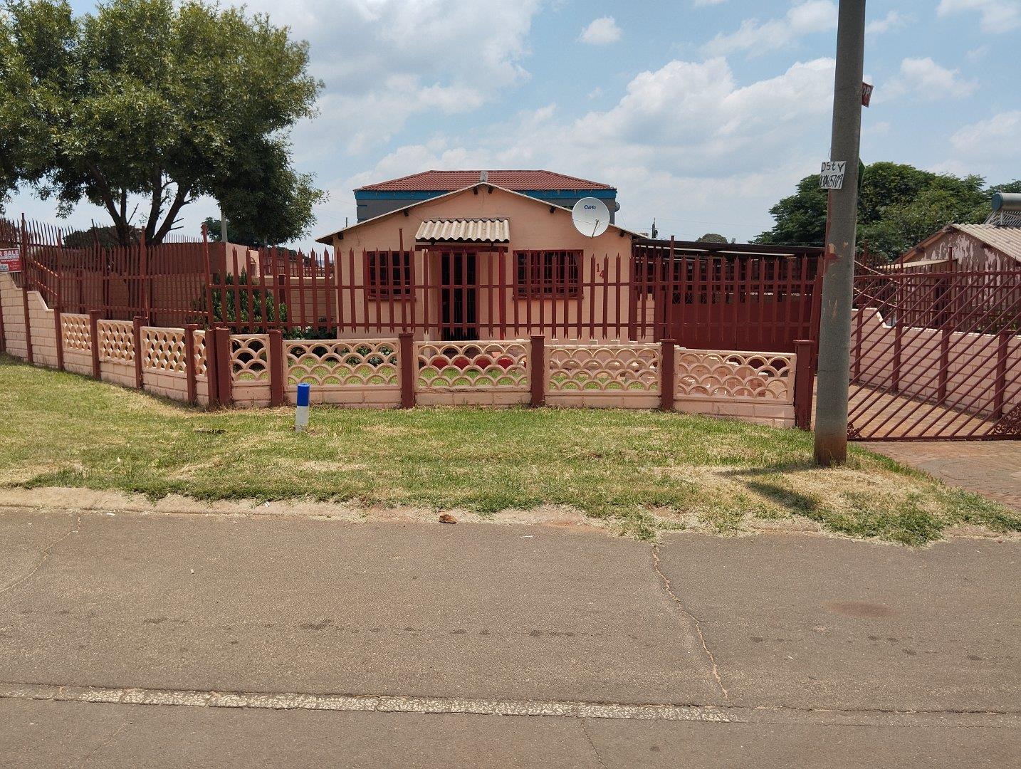 3 Bedroom House for sale in Lenasia Ext 10 P24114261380