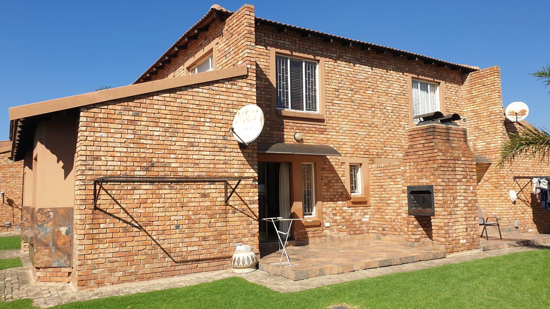 3 Bedroom Townhouse for sale in Edleen P24114263527