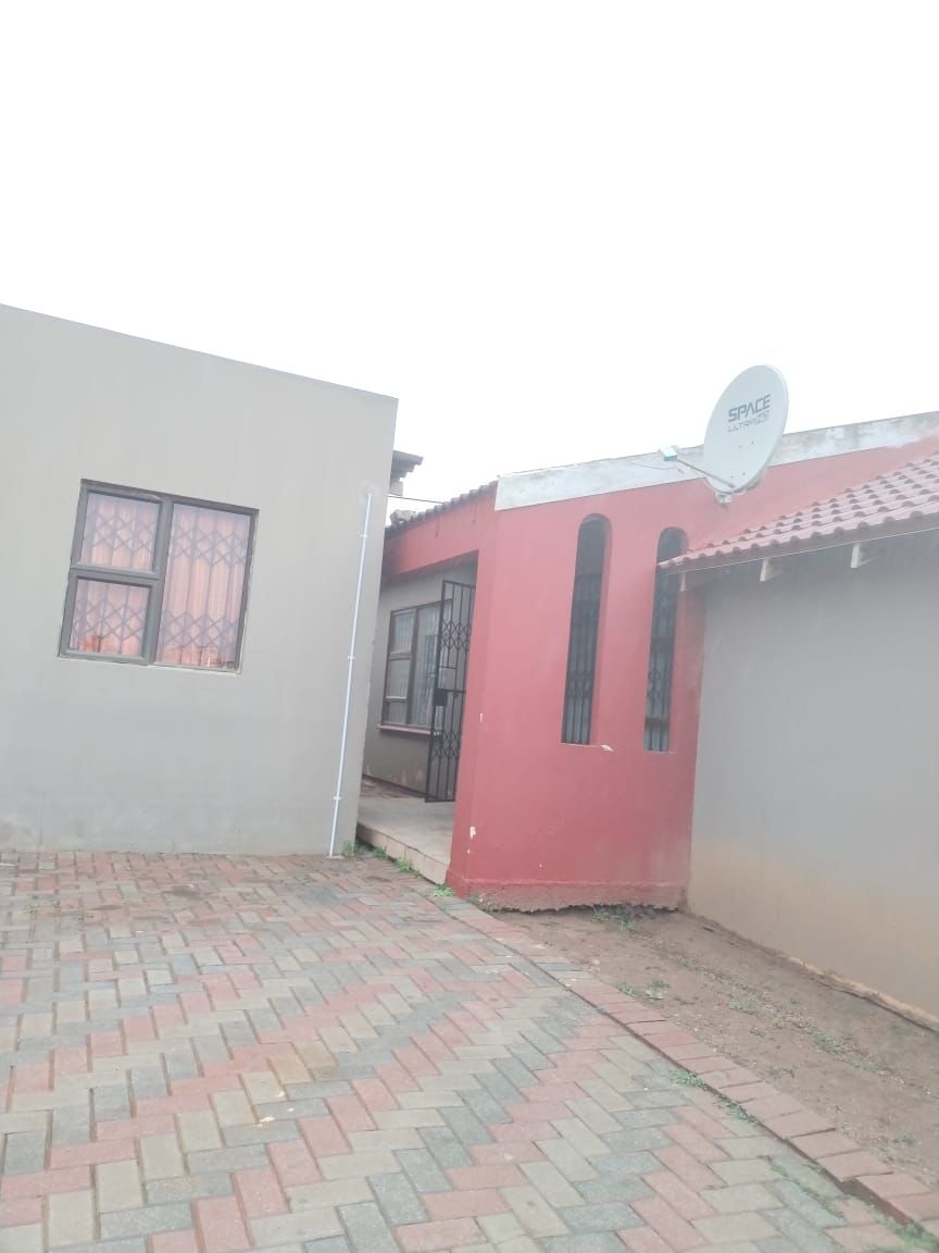 3 Bedroom House for sale in Zwide P24114265423