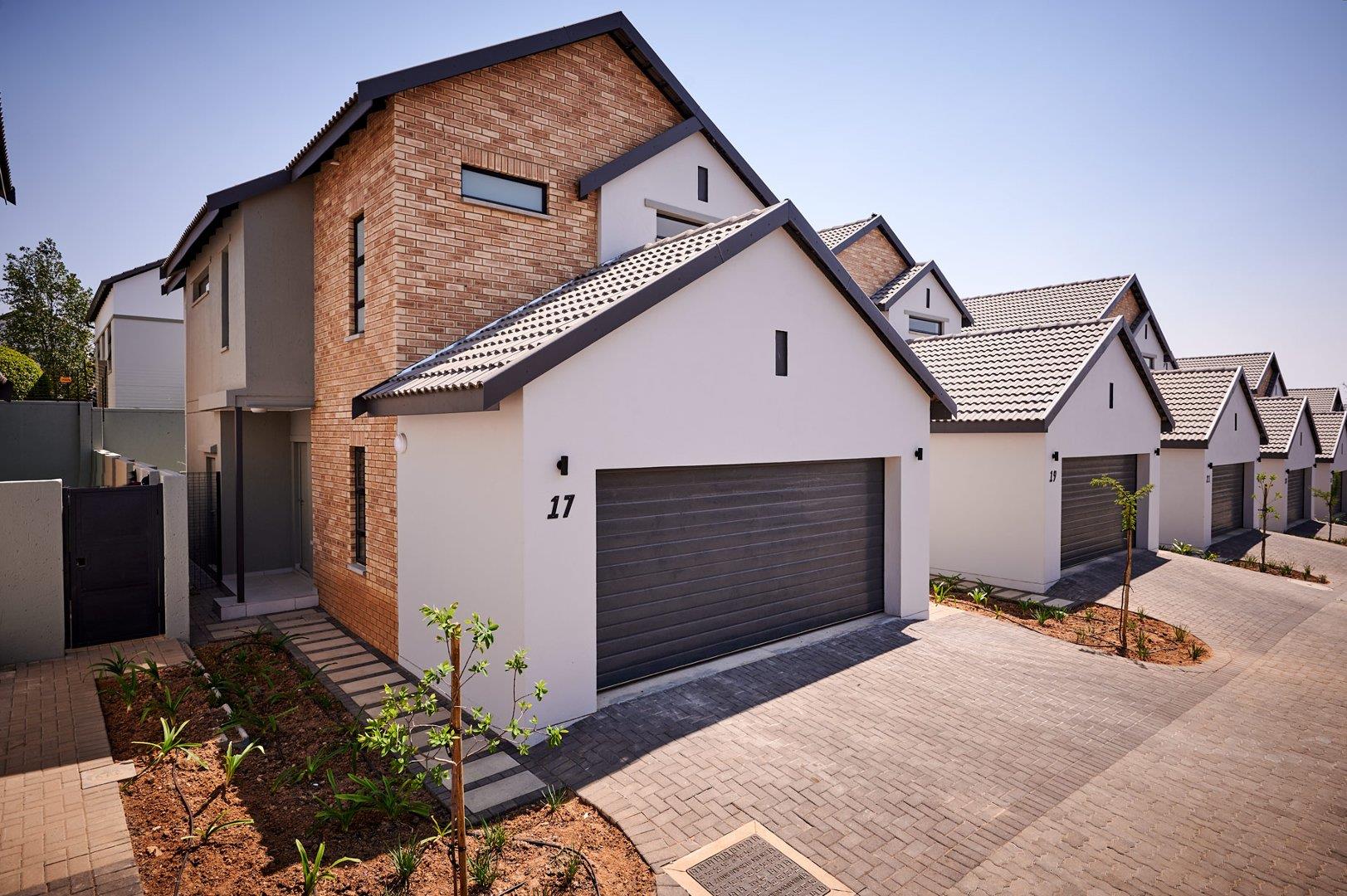 4 Bedroom House for sale in Broadacres 11 Broadacres Drive P24114654130