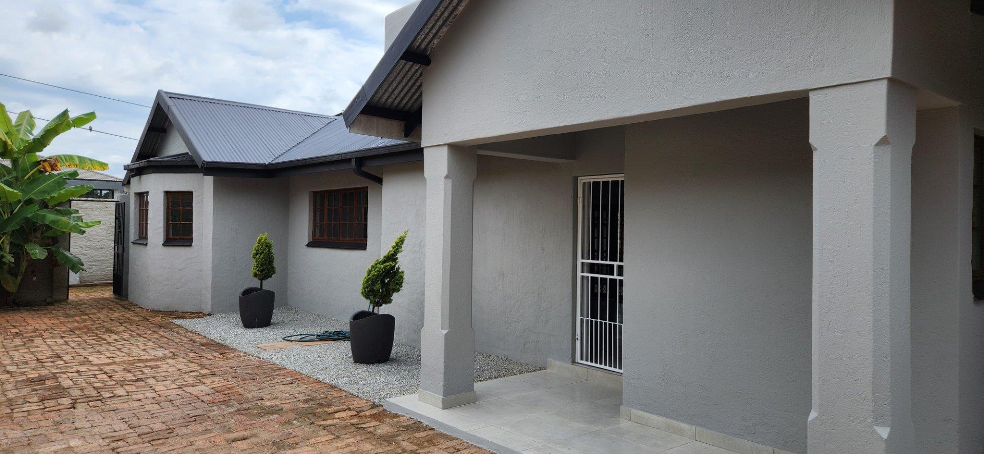 3 Bedroom House for sale in Kingsview Ext 1 P24114268146