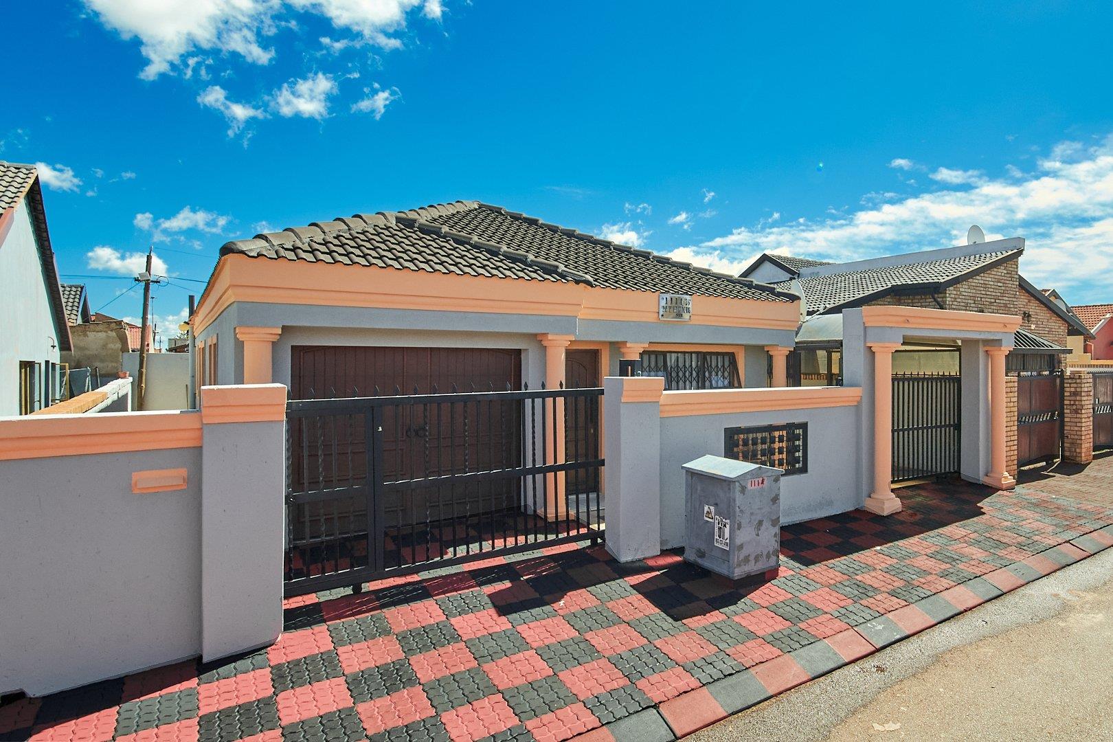 3 Bedroom House for sale in Protea North P24114269128