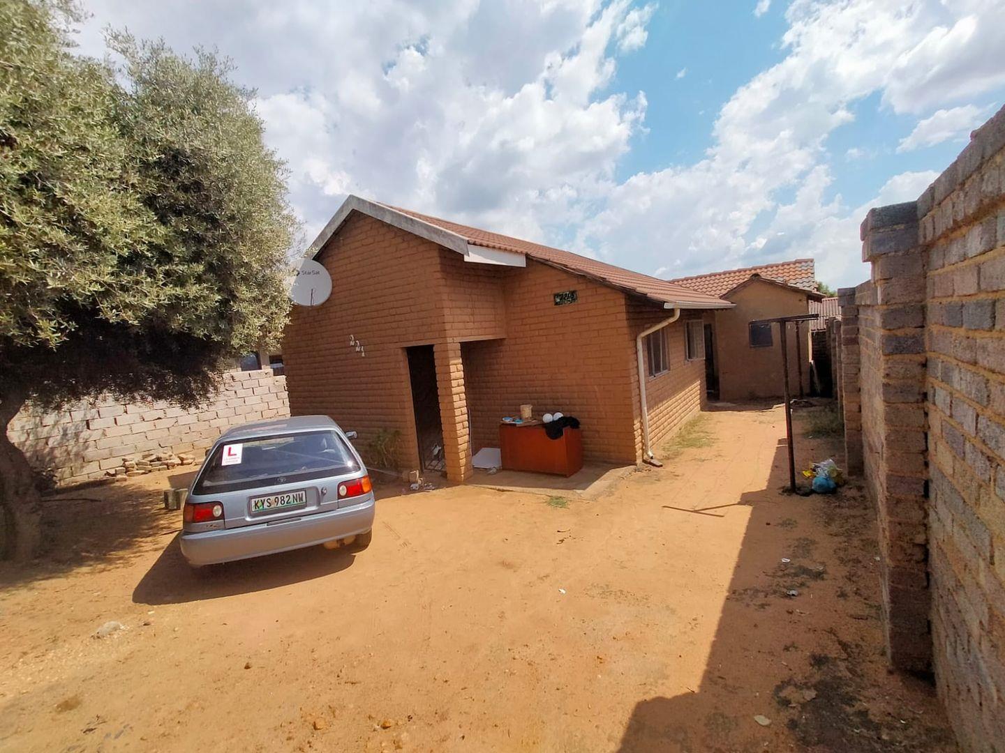 5 Bedroom House for sale in Cosmo City P24114269529