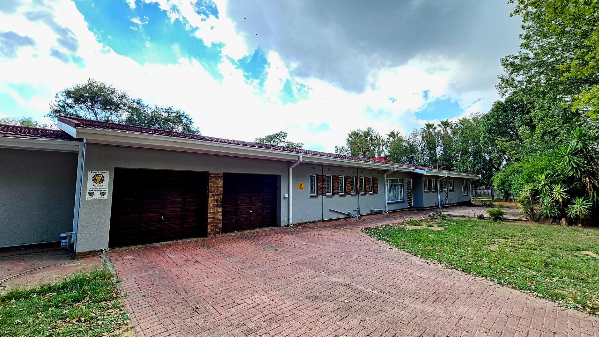 4 Bedroom House for sale in Arcon Park P24114271035