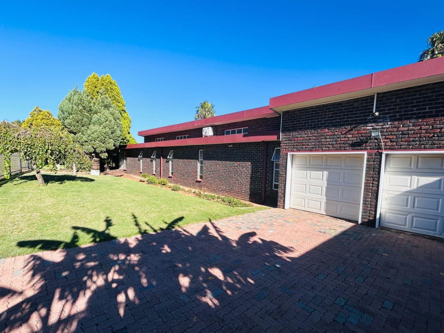 4 Bedroom House for sale in Three Rivers East P24114272215