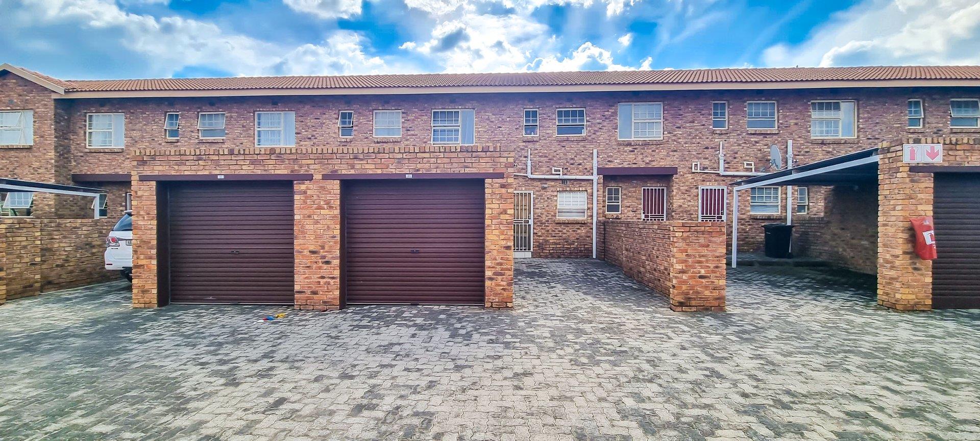 3 Bedroom Townhouse for sale in Crystal Park P24114273248