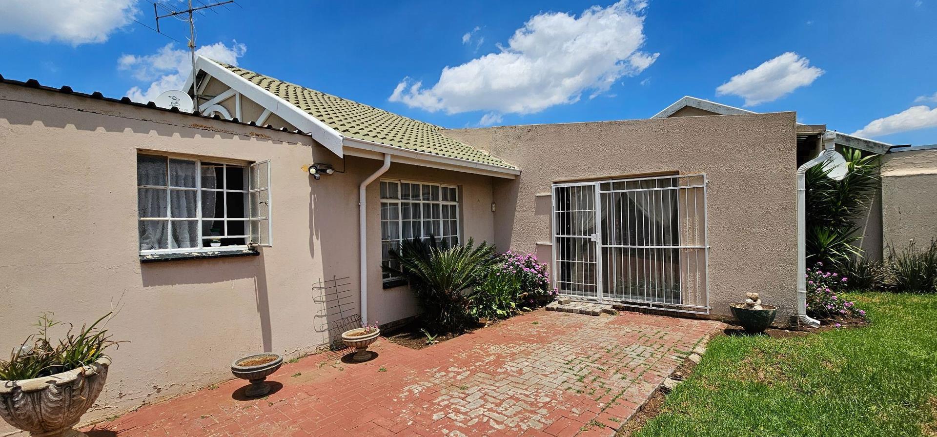 2 Bedroom Townhouse for sale in Duncanville P24114274917