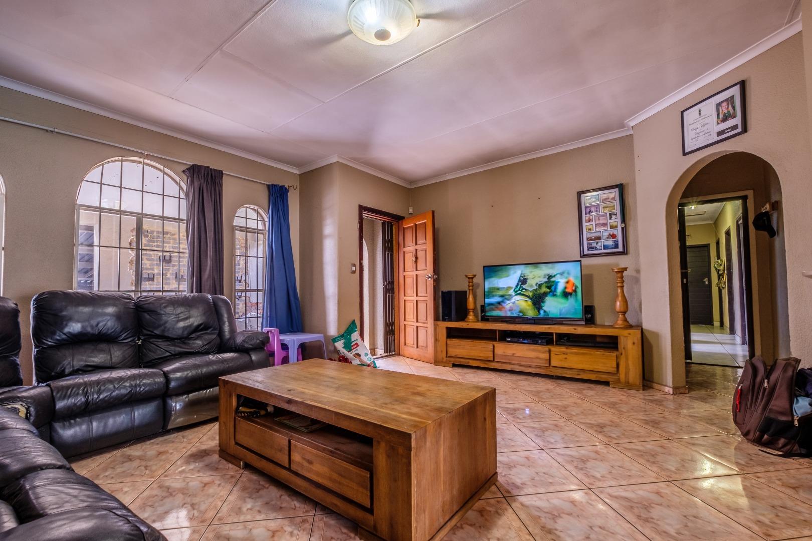 3 Bedroom House for sale in Brackendowns 945 Albasini Street P24