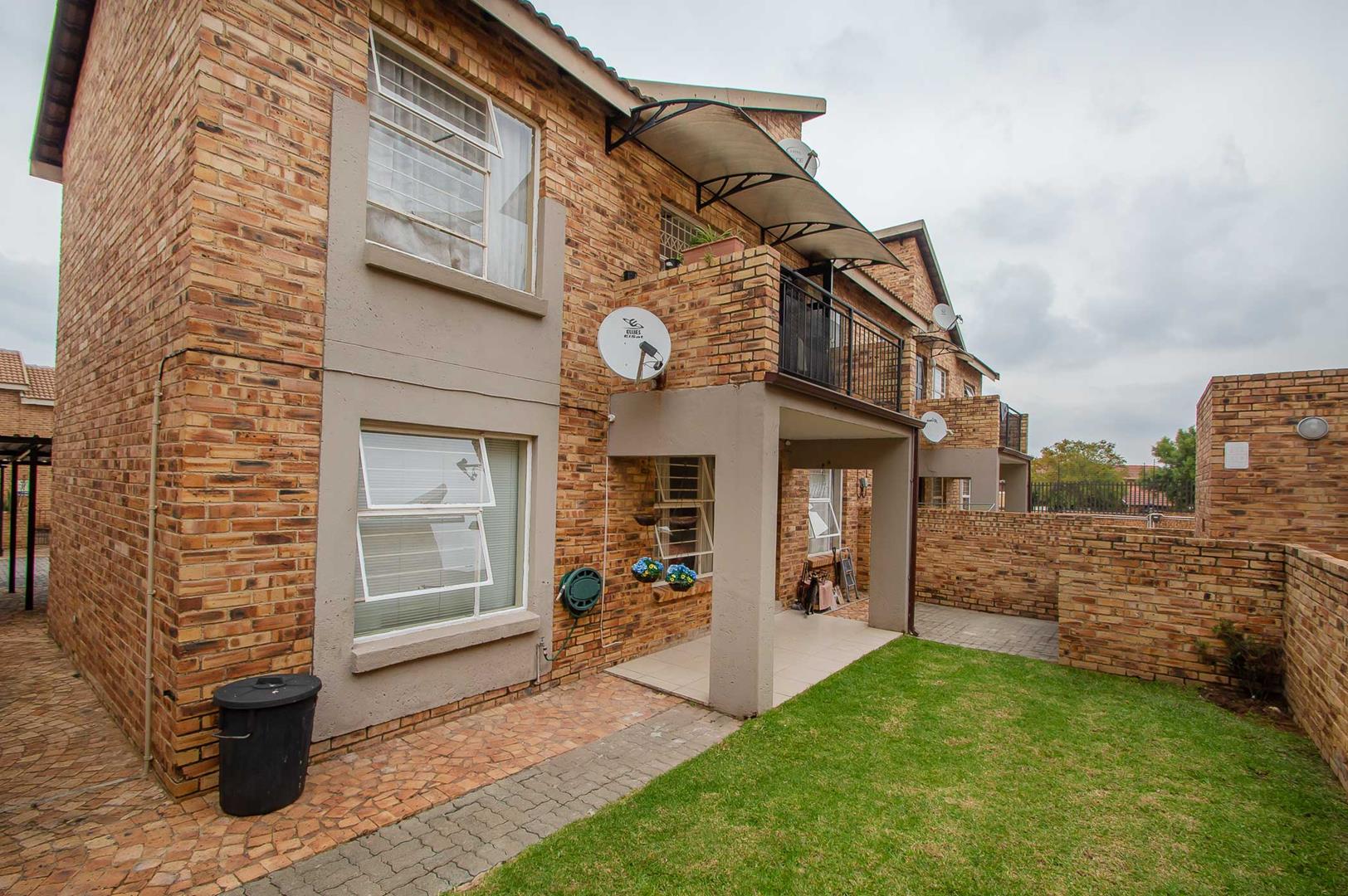 2 Bedroom Apartment / flat for sale in Honeypark 15 Bothma St P24