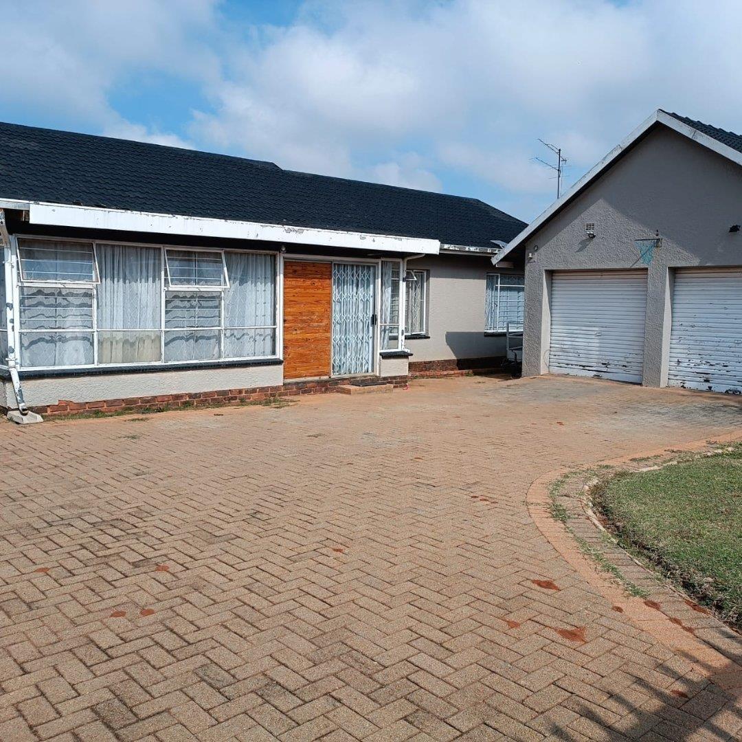 3 Bedroom House for sale in Witpoortjie P24114280009