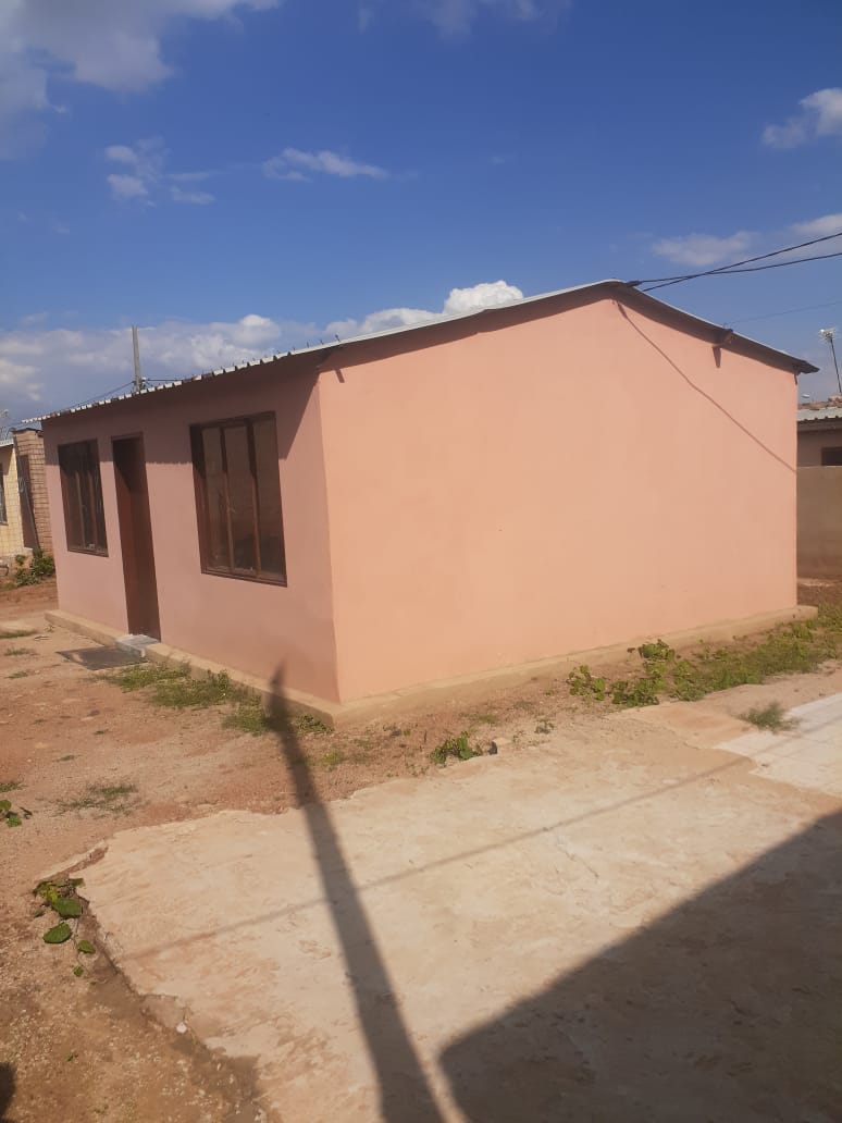 2 Bedroom House for sale in Orange Farm P24114280842