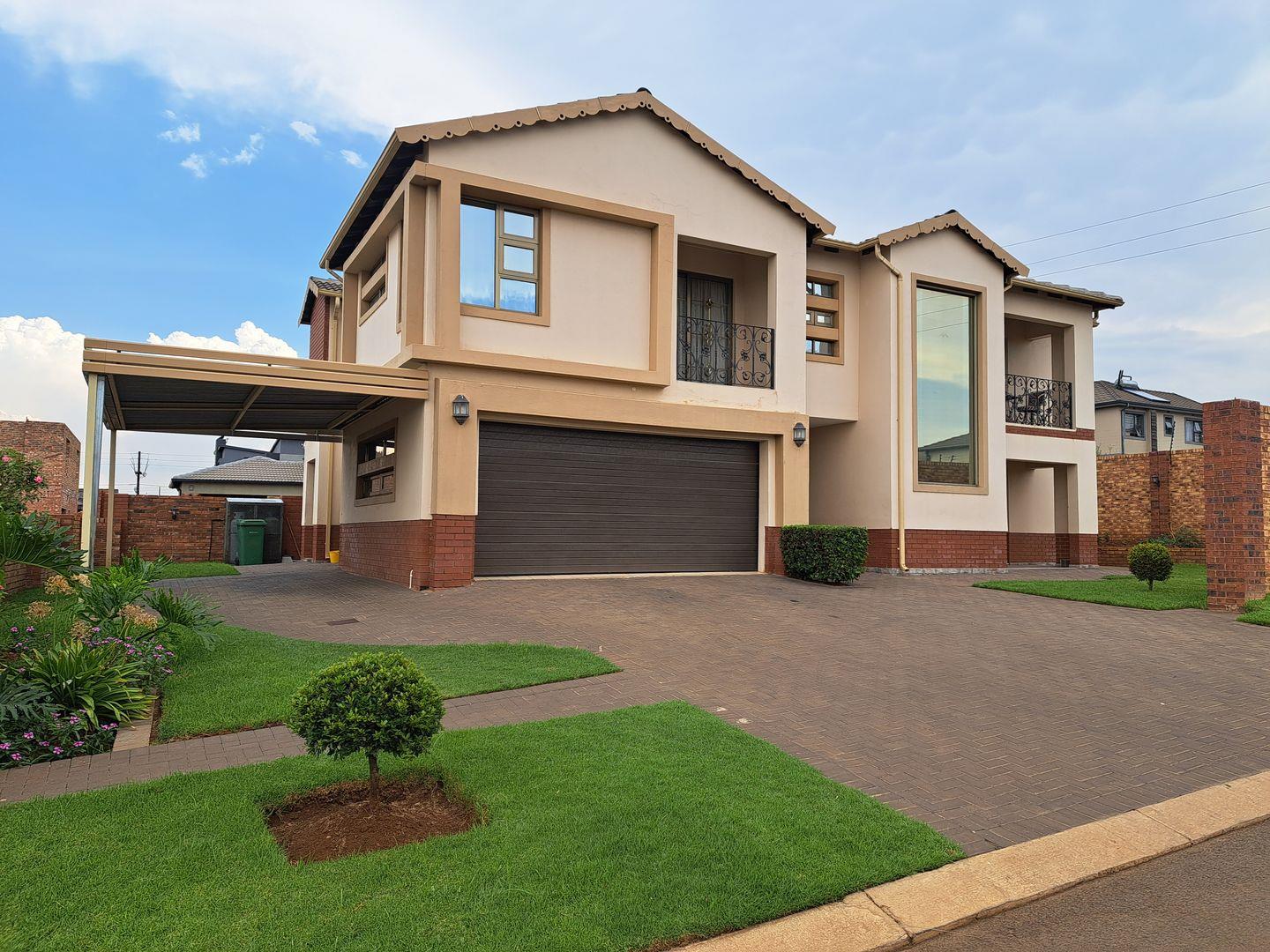 5 Bedroom House for sale in Clayville 9 Parkland Security Estate